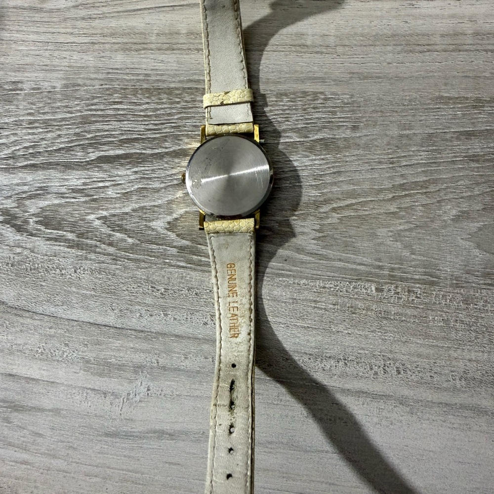 Gucci Gold and Cream Timepiece - Picture 3 of 3